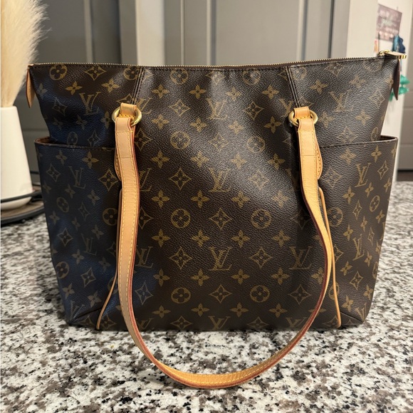 Louis Vuitton Totally MM - Zip Closure Tote - Picture 2 of 16